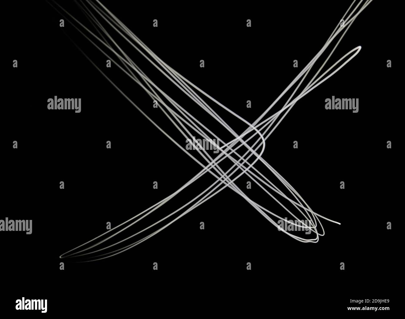 Illuminazione al neon bianco a croce isolata su sfondo nero Foto Stock