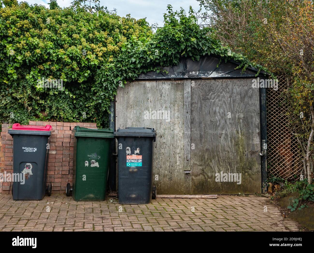 molto vecchio, casa ha fatto il garage dell'automobile ecceduto fuori di una sede in sheffield, Foto Stock