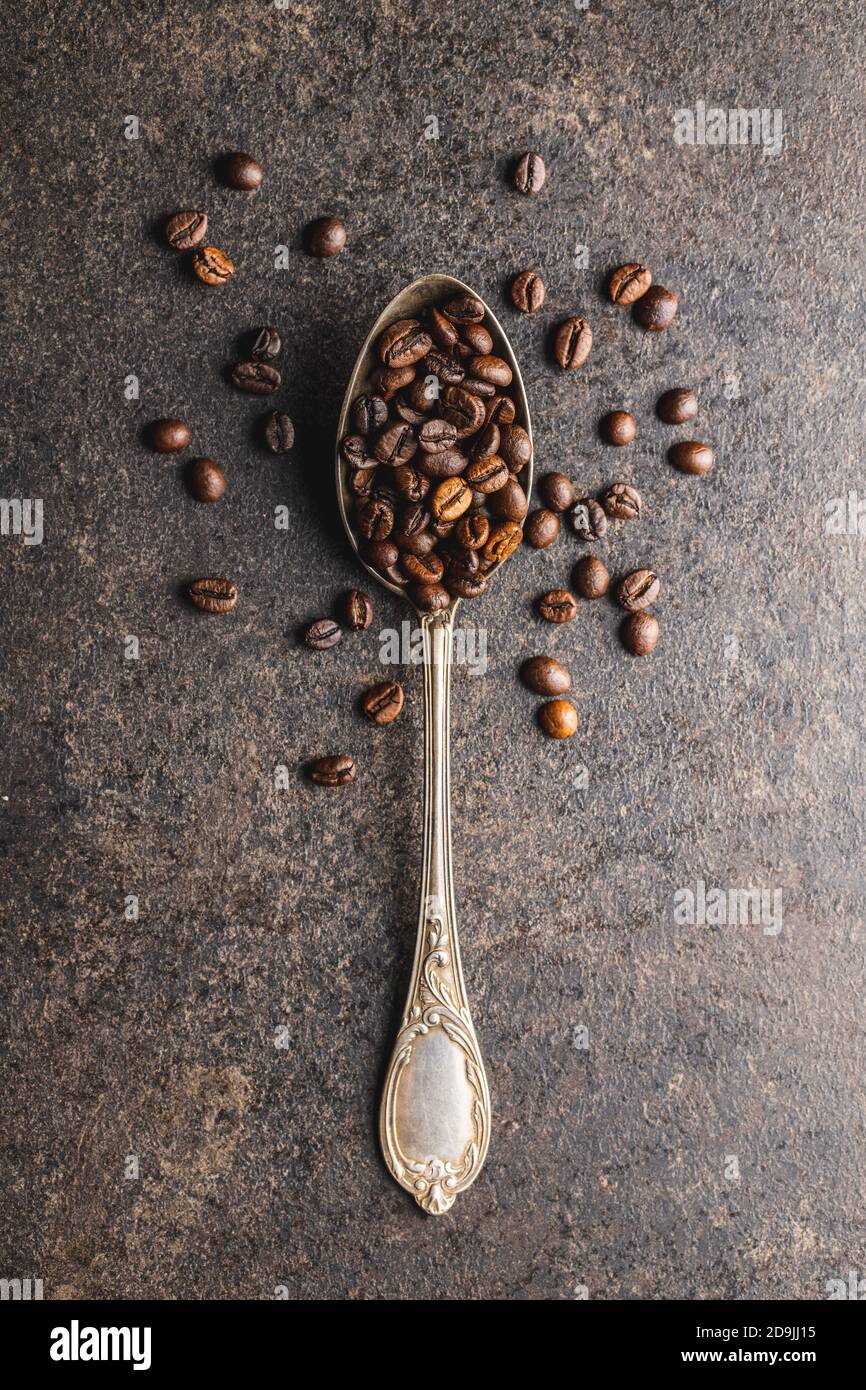 Chicchi di caffè arrosto in cucchiaio. Vista dall'alto. Foto Stock