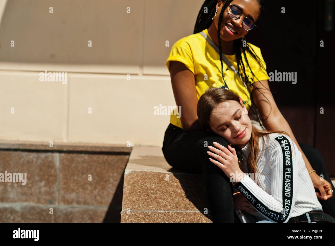 Bianca caucasica ragazza e nero afroamericano insieme. Unità mondiale, amore razziale, comprensione nella tolleranza e cooperazione nella diversità delle razze. Foto Stock