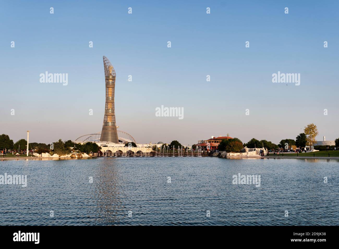 QATAR, DOHA - 7 DICEMBRE. 2019: Lake at Aspire Park con l'hotel Torch sullo sfondo a Doha, Qatar, Medio Oriente. Foto Stock