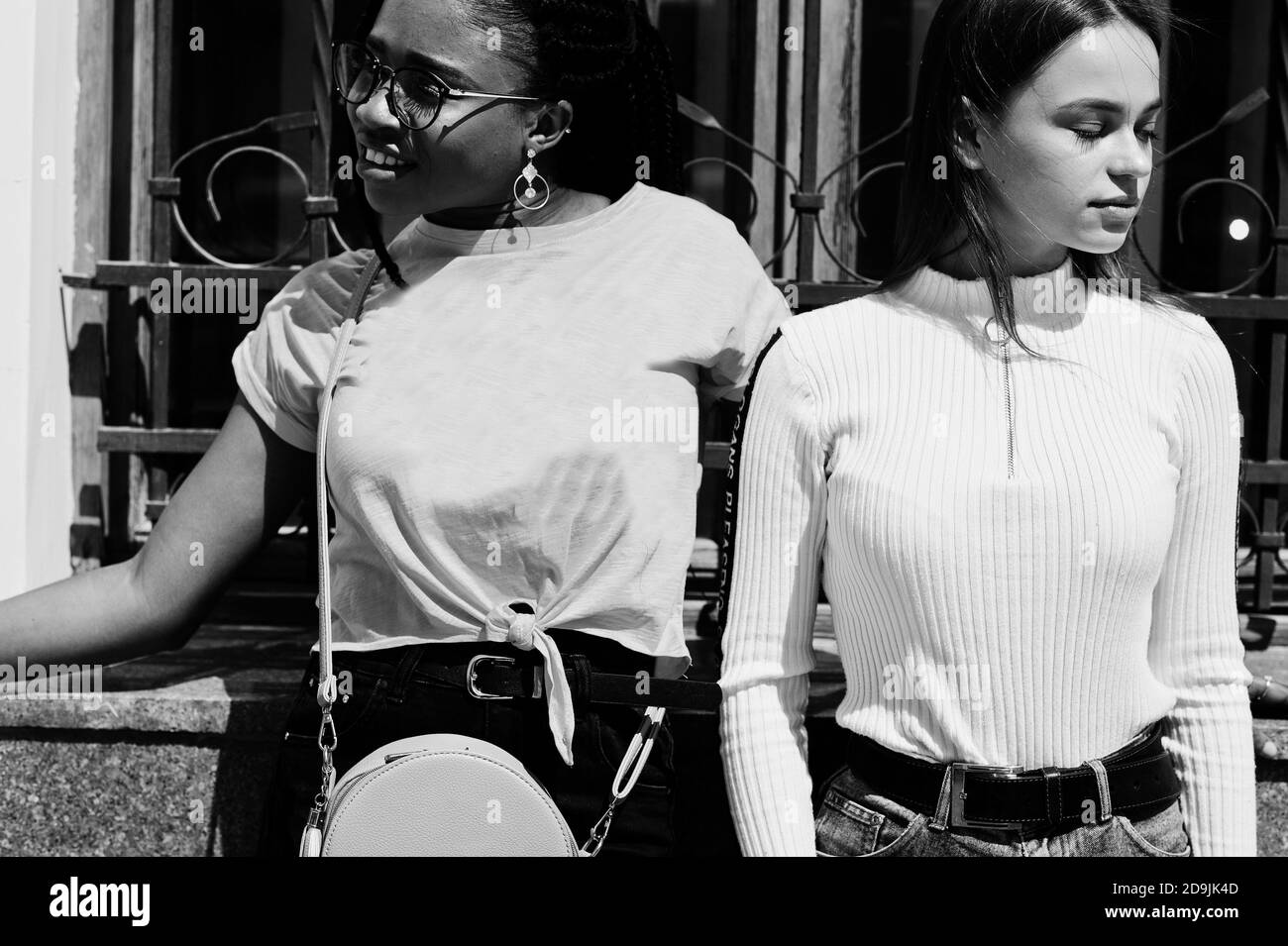 Bianca caucasica ragazza e nero afroamericano insieme. Unità mondiale, amore razziale, comprensione nella tolleranza e cooperazione nella diversità delle razze. Foto Stock