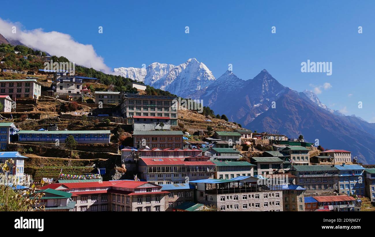 Namche Bazar, Nepal - 11/14/2019: Sherpa villaggio Namche Bazar, Himalaya, il più grande insediamento nella regione di Khumbu, sotto le possenti montagne innevate. Foto Stock