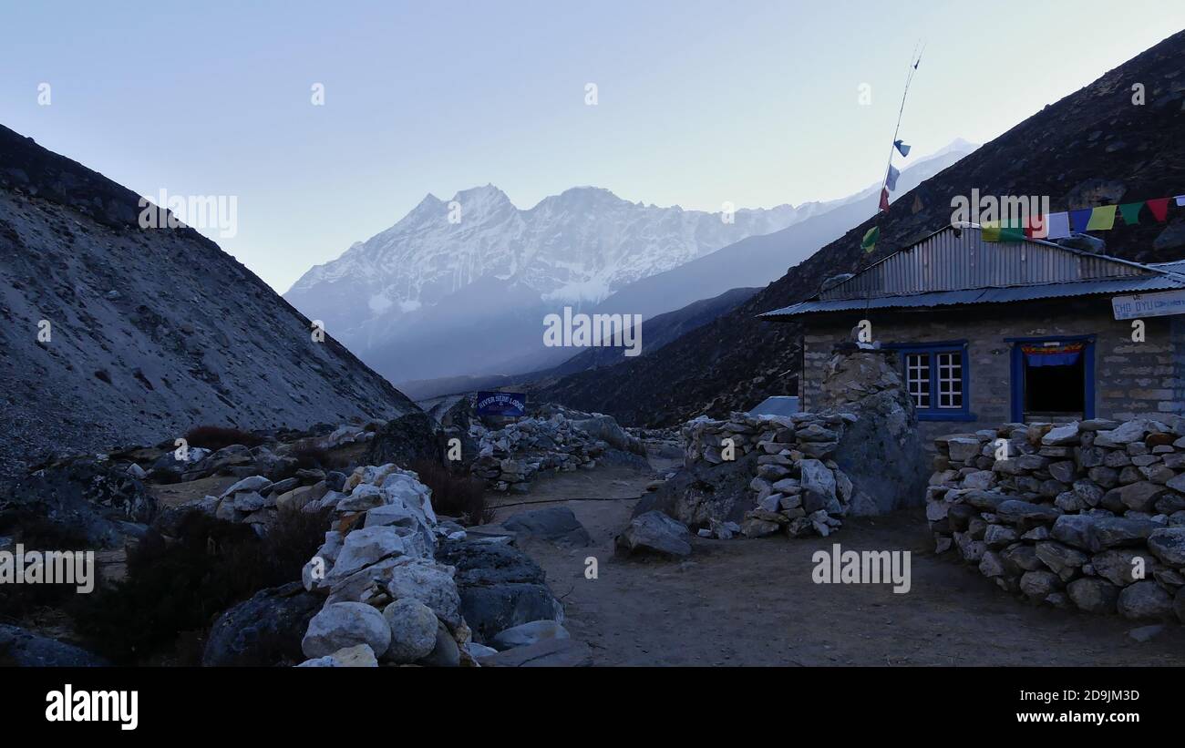 Marulung, Nepal - 11/17/2019: Sherpa Lodge nel piccolo villaggio di Marulung, Khumbu Regione, una fermata sul popolare Trek a tre passi nell'Himalaya. Foto Stock