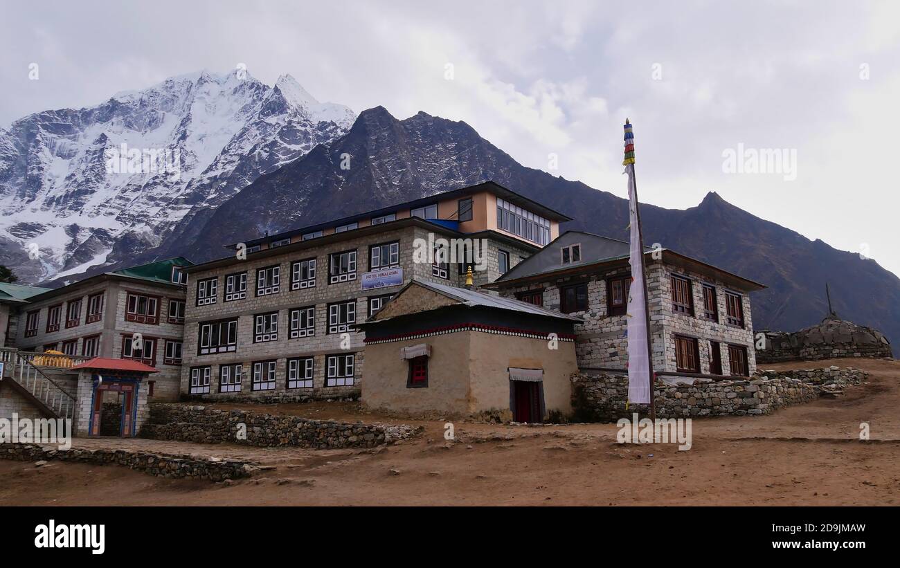 Tyangboche, Nepal - 11/25/2019: Sherpa Lodge Hotel Himalayan in una casa di pietra nel villaggio di Tyangboche (Tengboche) su Everest base Camp Trek in Himalayas. Foto Stock
