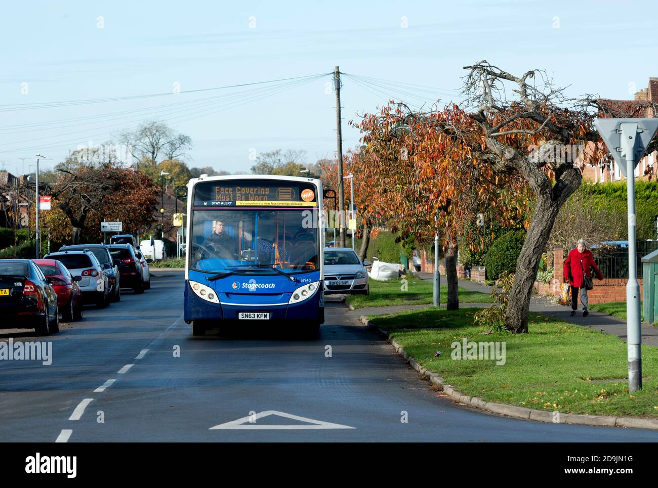 Un servizio di autobus Stagecoach X18 con avviso "la copertura del viso deve essere indossata", Warwick, Regno Unito Foto Stock