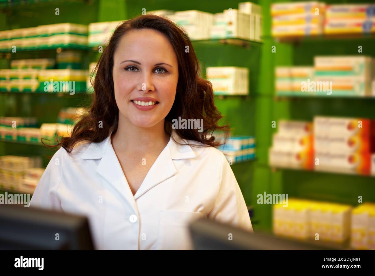 Assistente tecnico-farmaceutico in farmacia Foto Stock