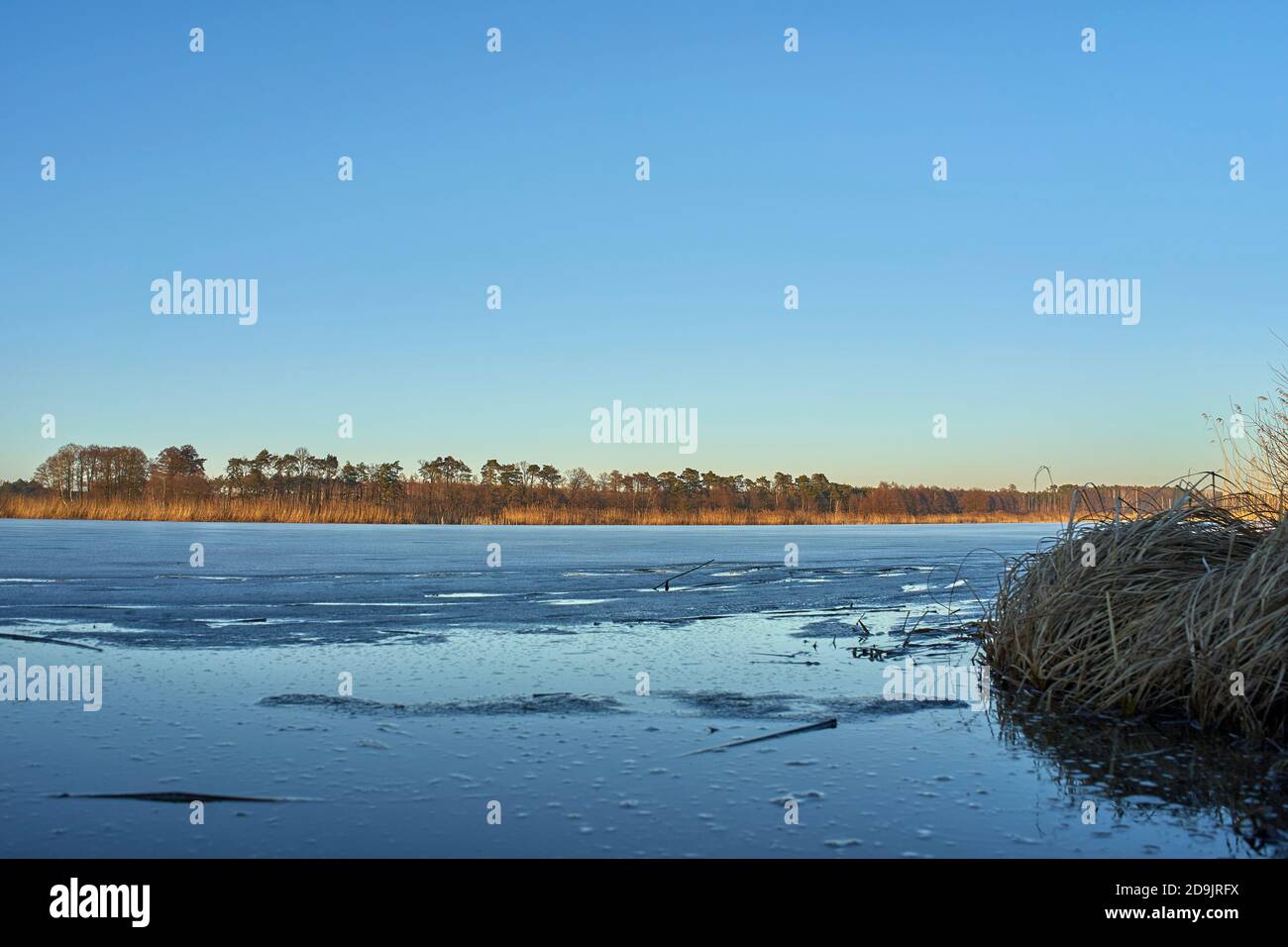 lago ghiacciato in inverno al tramonto Foto Stock