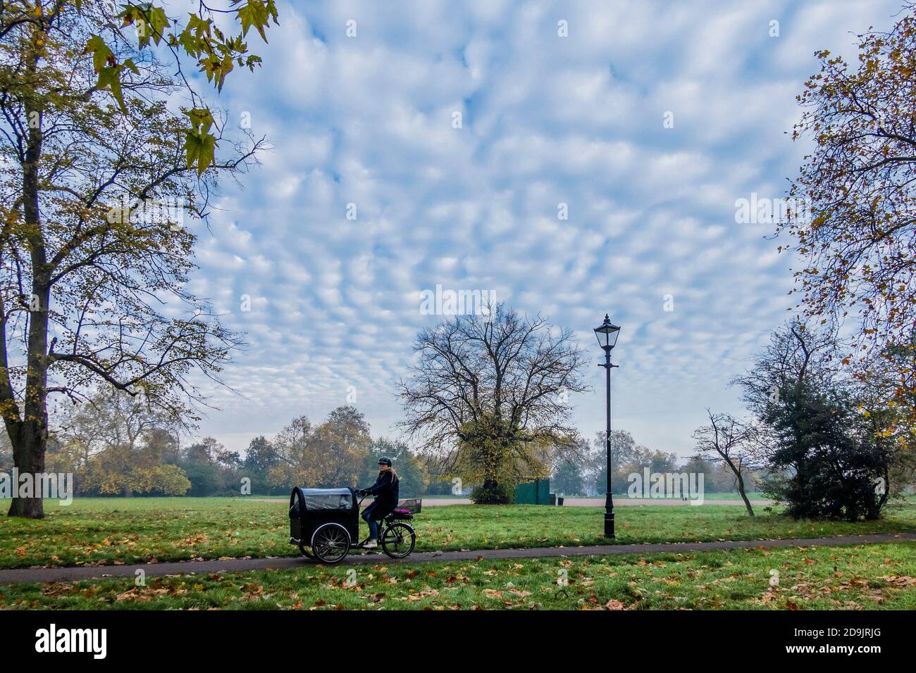 Londra, Regno Unito. 06 novembre 2020. In una mattinata misteriosa, Clapham Common è occupato con corridori, escursionisti e famiglie in corse a pedali. Le persone stanno tornando a vivere all'aria aperta mentre il Coronavirus Lockdown ritorna. Credit: Guy Bell/Alamy Live News Foto Stock