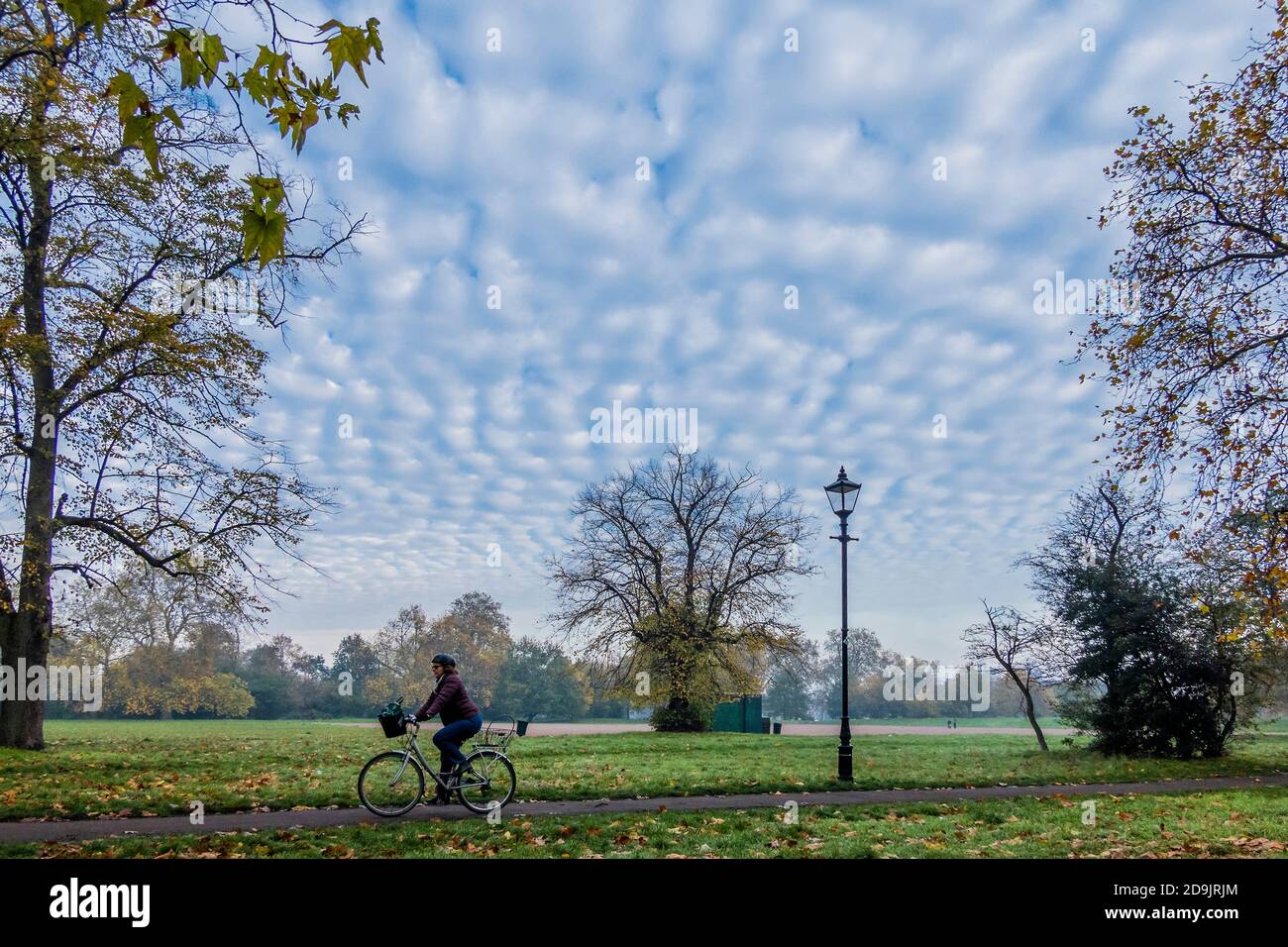 Londra, Regno Unito. 06 novembre 2020. In una mattinata misteriosa, Clapham Common è occupato con corridori, escursionisti e famiglie in corse a pedali. Le persone stanno tornando a vivere all'aria aperta mentre il Coronavirus Lockdown ritorna. Credit: Guy Bell/Alamy Live News Foto Stock