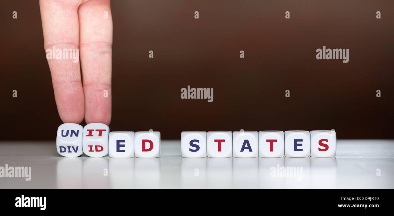 Stati Uniti o divisi di Amerika? La mano trasforma i dadi e cambia l'espressione "stati detirati" in "stati uniti". Foto Stock