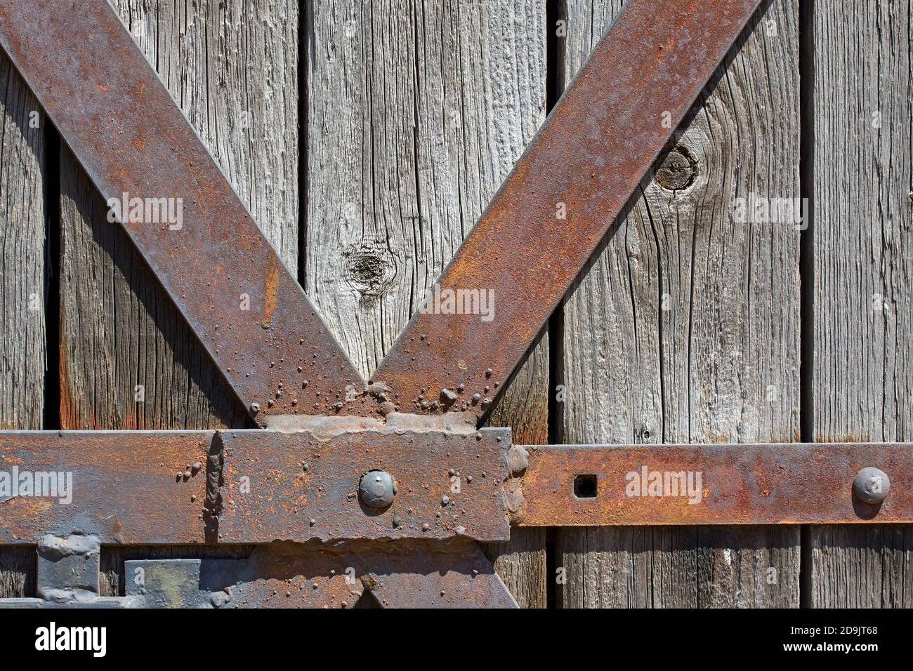 vecchie porte in legno con raccordi in acciaio arrugginito, struttura in acciaio arrugginito e legno Foto Stock