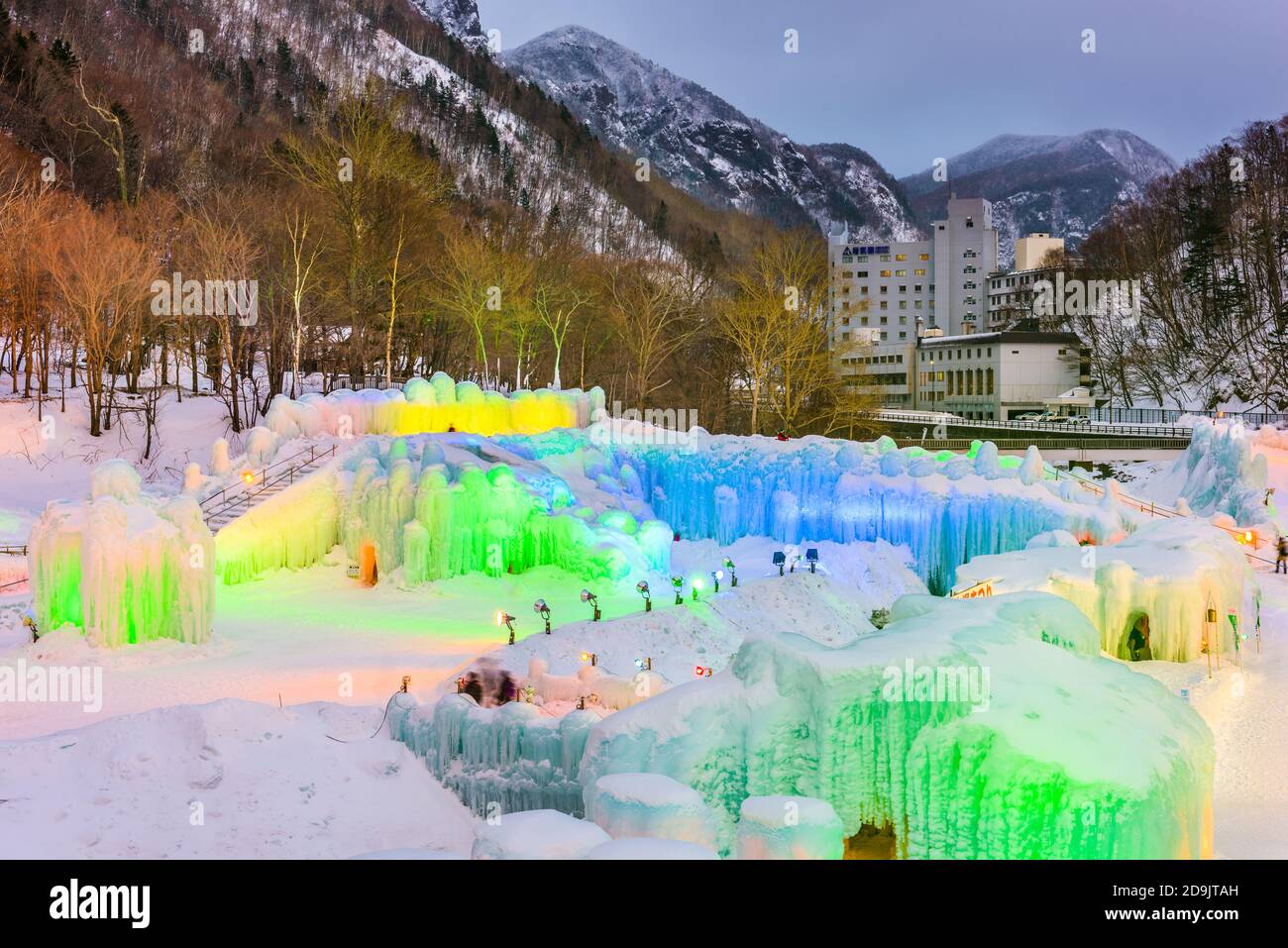 SOUNKYO, GIAPPONE - 14 FEBBRAIO 2017: Sculture di ghiaccio illuminate all'annuale Sounkyo Ice Fall Festival. Foto Stock