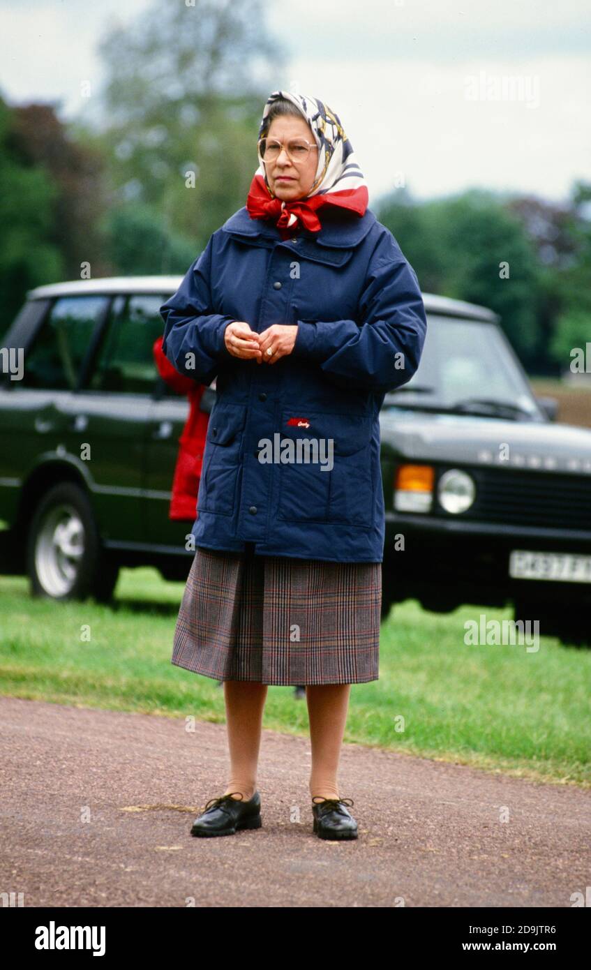 La regina guardò il principe Filippo di HRH gareggiare nella corsa di carrozza. Royal Windsor Horse Show, Windsor, Berkshire. REGNO UNITO. 15 maggio 1993 Foto Stock