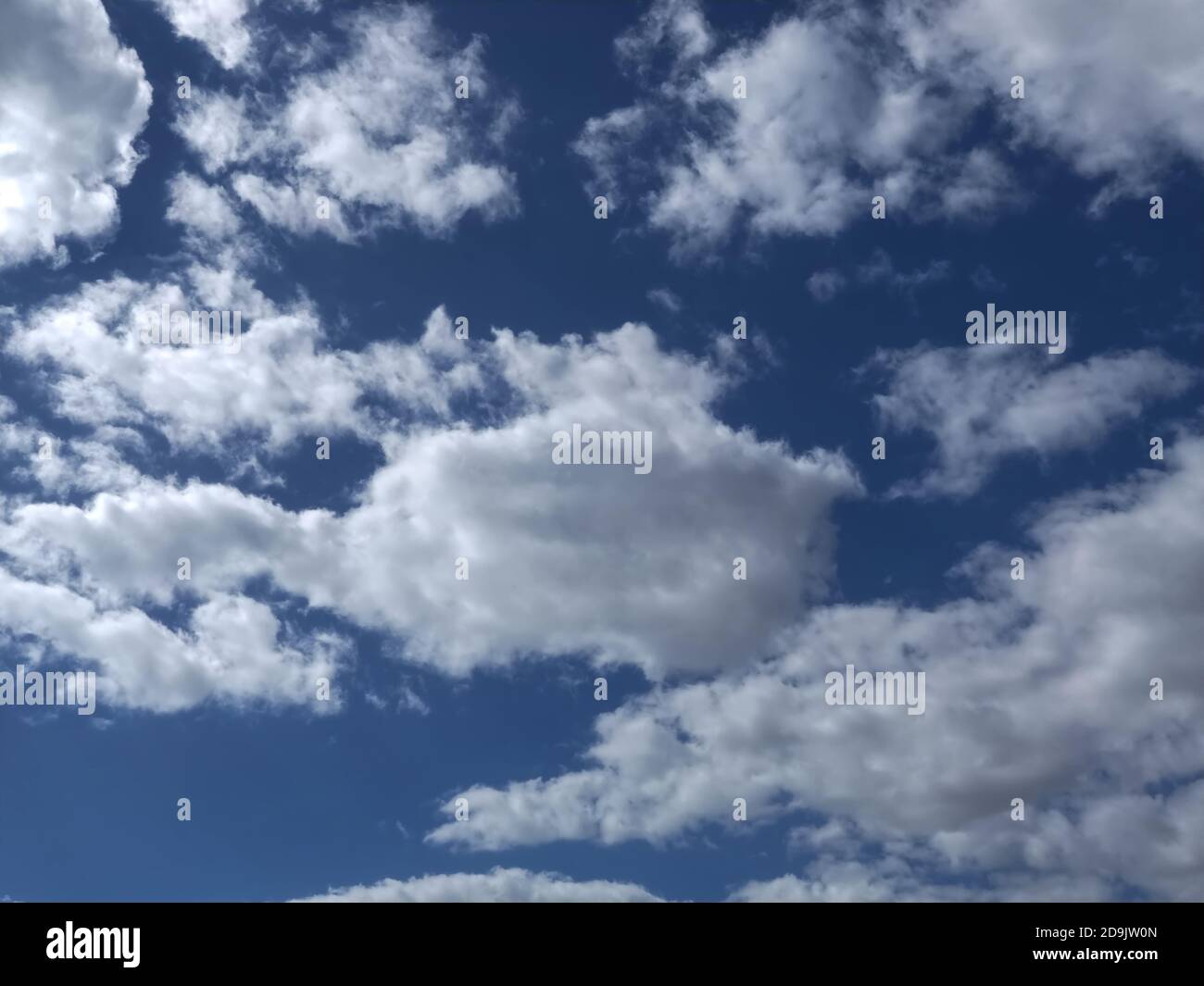 Nuvole bianche nella parte anteriore del cielo blu Foto Stock