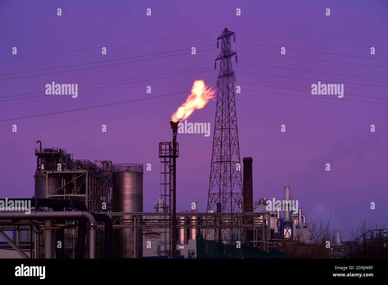 pila di gas che brucia gas in eccesso presso l'impianto petrolchimico selby al crepuscolo regno unito Foto Stock