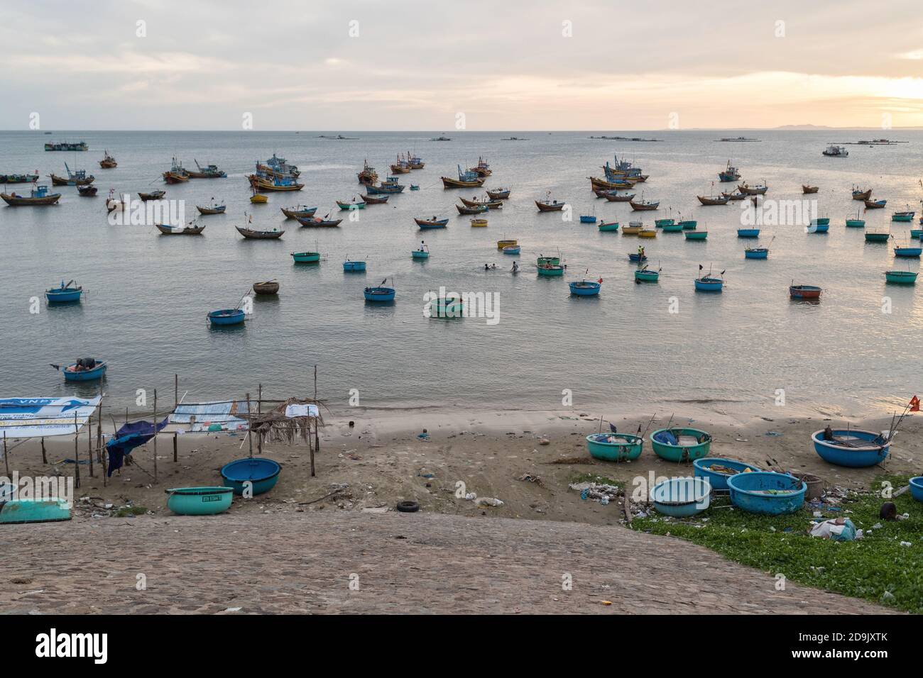 MUI ne villaggio di pescatori. Barca tradizionale vietnamita nel cesto a forma di villaggio di pescatori Mui NE, Vietnam, Asia Foto Stock