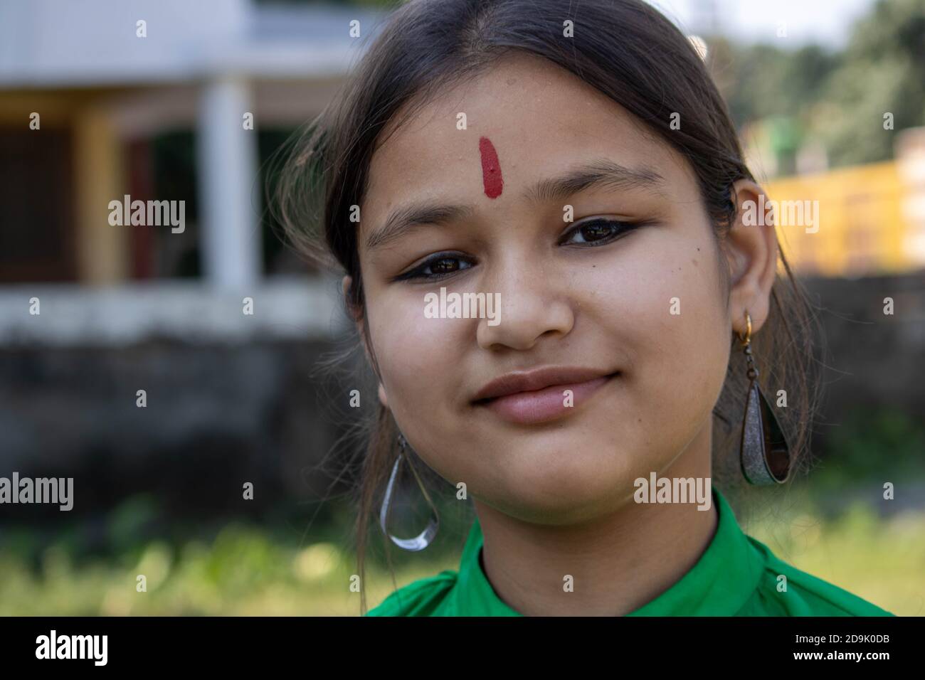 Ragazza indiana sorridente in campo agricolo. Beti Bachao, Beti Padhao è una campagna del governo indiano. Foto di alta qualità Foto Stock