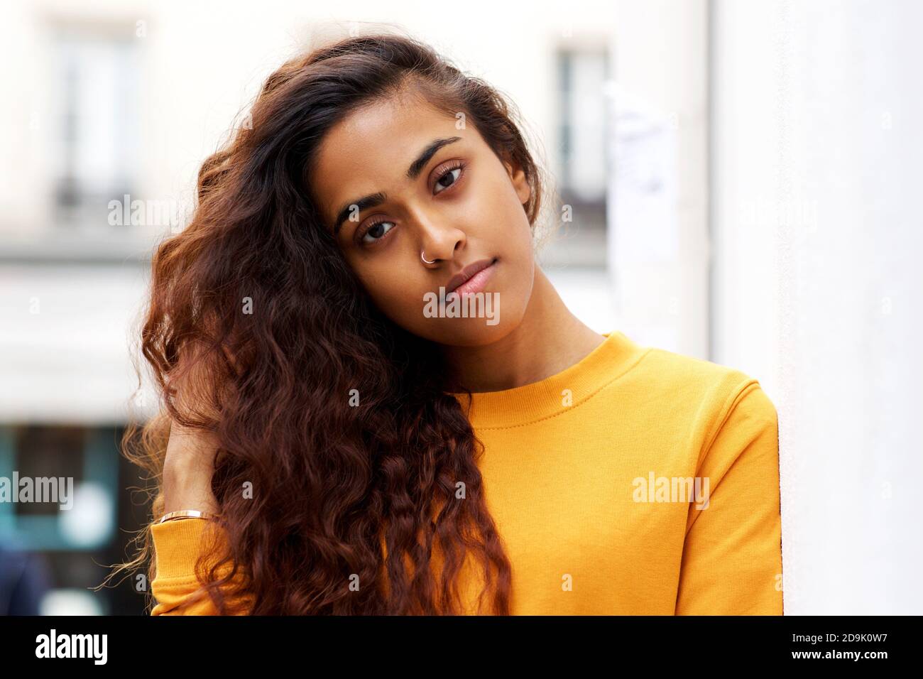 Primo piano ritratto bella giovane donna indiana con capelli lunghi Foto Stock