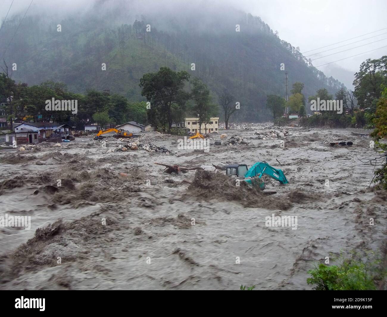 Tsunami o inondazioni in Himalaya in Gange India. Il fiume Gange è stato fortemente allagato nel 2012 e nel 2013. Foto di alta qualità Foto Stock