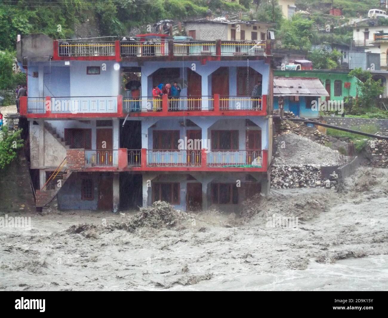 Tsunami o inondazioni in Himalaya in Gange India. Il fiume Gange è stato fortemente allagato nel 2012 e nel 2013. Foto di alta qualità Foto Stock