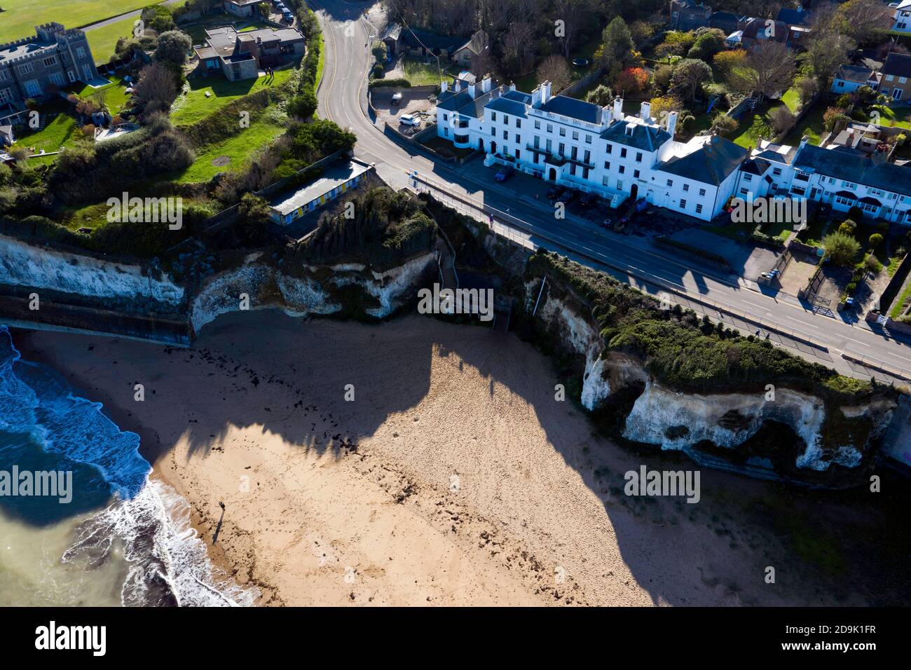 Vista aerea della Holland House e Kingsgate Bay, Thanet, Kent Foto Stock