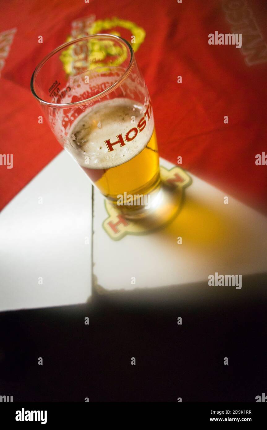 Hostan lager leggero, montagne russe da bere, montagne russe da bere, mat da birra, bicchiere da birra, mezzo litro, HPL, tavolo laminato ad alta pressione, pub retrò, ristorante, ceco Foto Stock