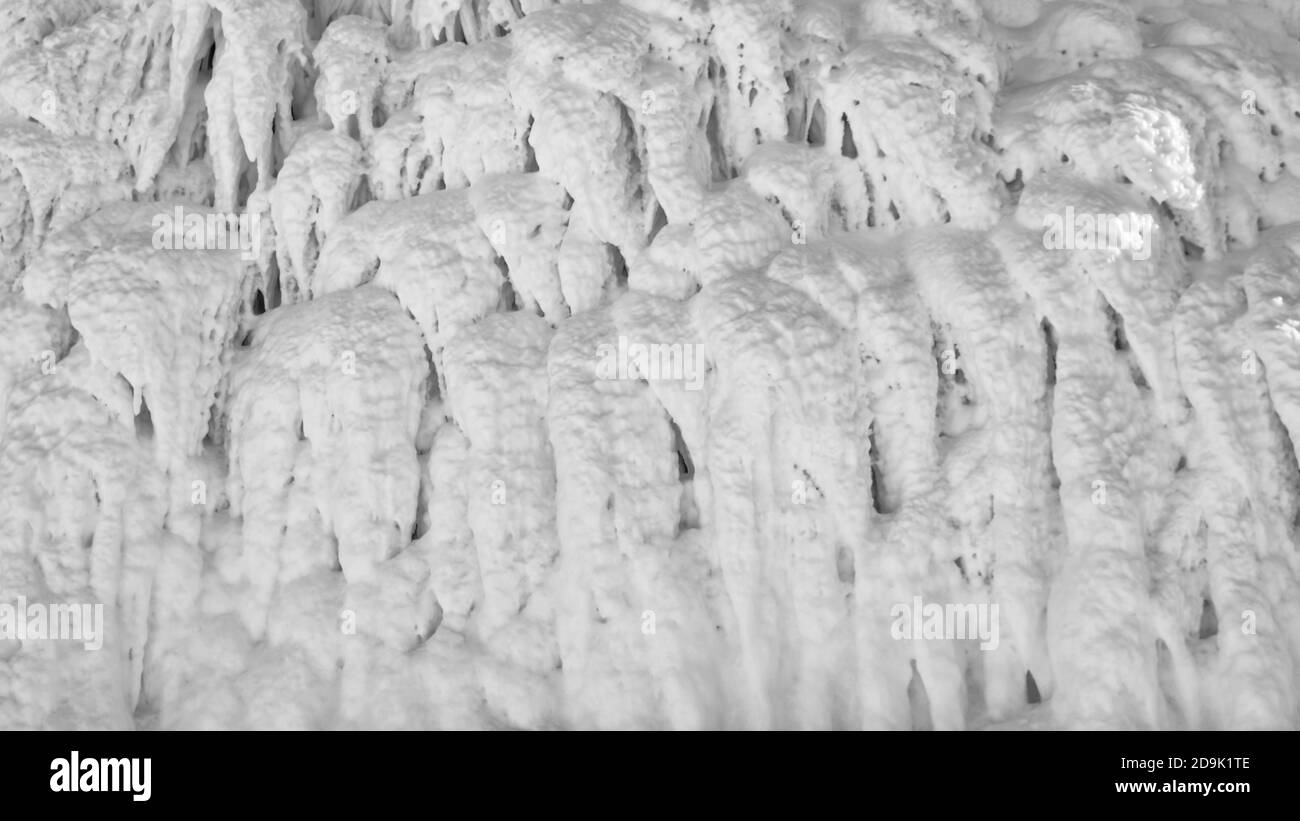 Formazioni di ghiaccio. Forme di acqua congelata. Foto Stock