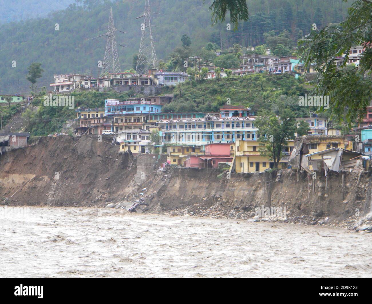 Tsunami o inondazioni in Himalaya in Gange India. Il fiume Gange è stato fortemente allagato nel 2012 e 2013.Foto di alta qualità Foto Stock