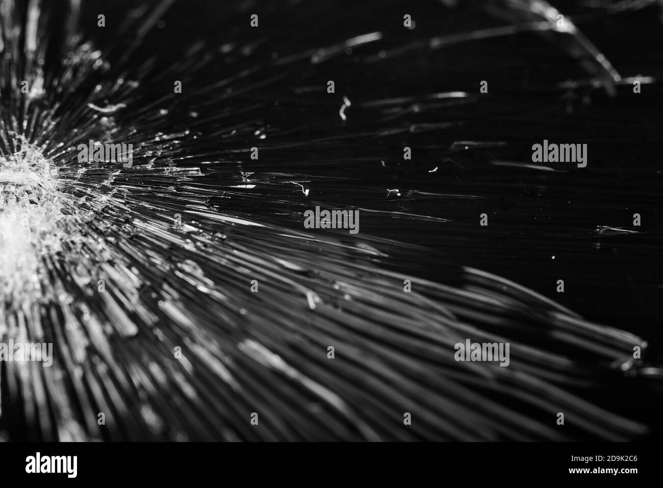 Vetro rotto - linee bianche su sfondo nero, elemento di design. Touch screen smartphone con schermo rotto Foto Stock