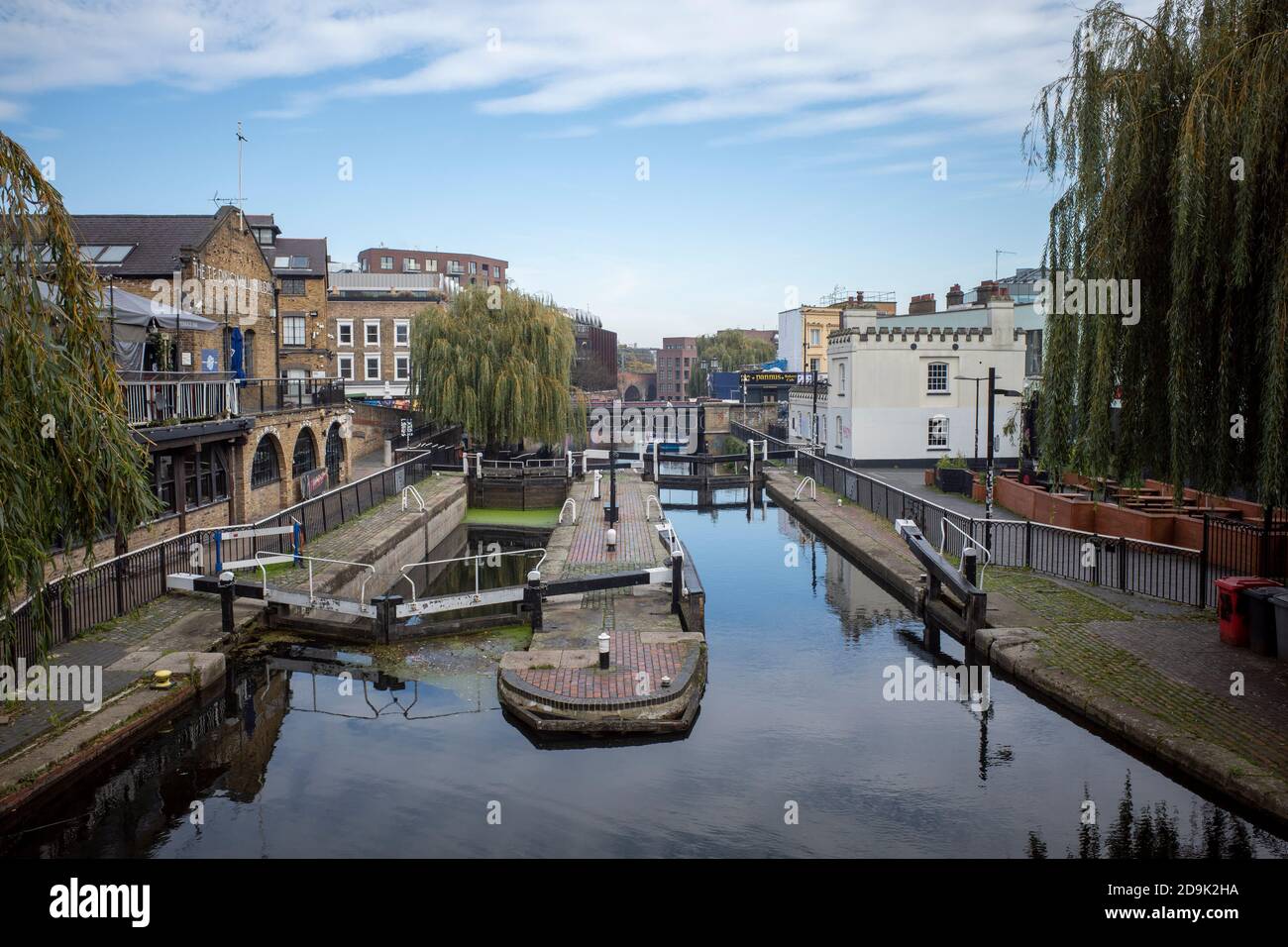 Lockdown 2, Camden Town, 6 novembre 2020, il famoso Hampstead Lock vicino al mercato di Camden Lock è vuoto di turisti e visitatori, dato che i negozi sono chiusi Foto Stock