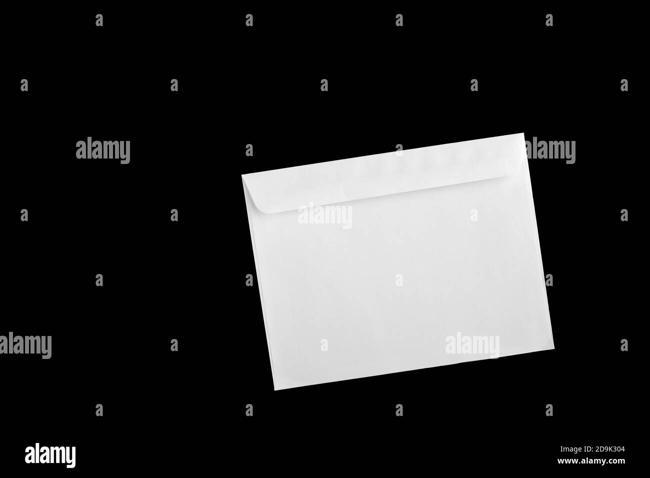 Foto di buste vuote su sfondo rosso. Modello per identità di branding. Mokup buste. Carta bianca isolata in rosso. Vista dall'alto. Foto Stock