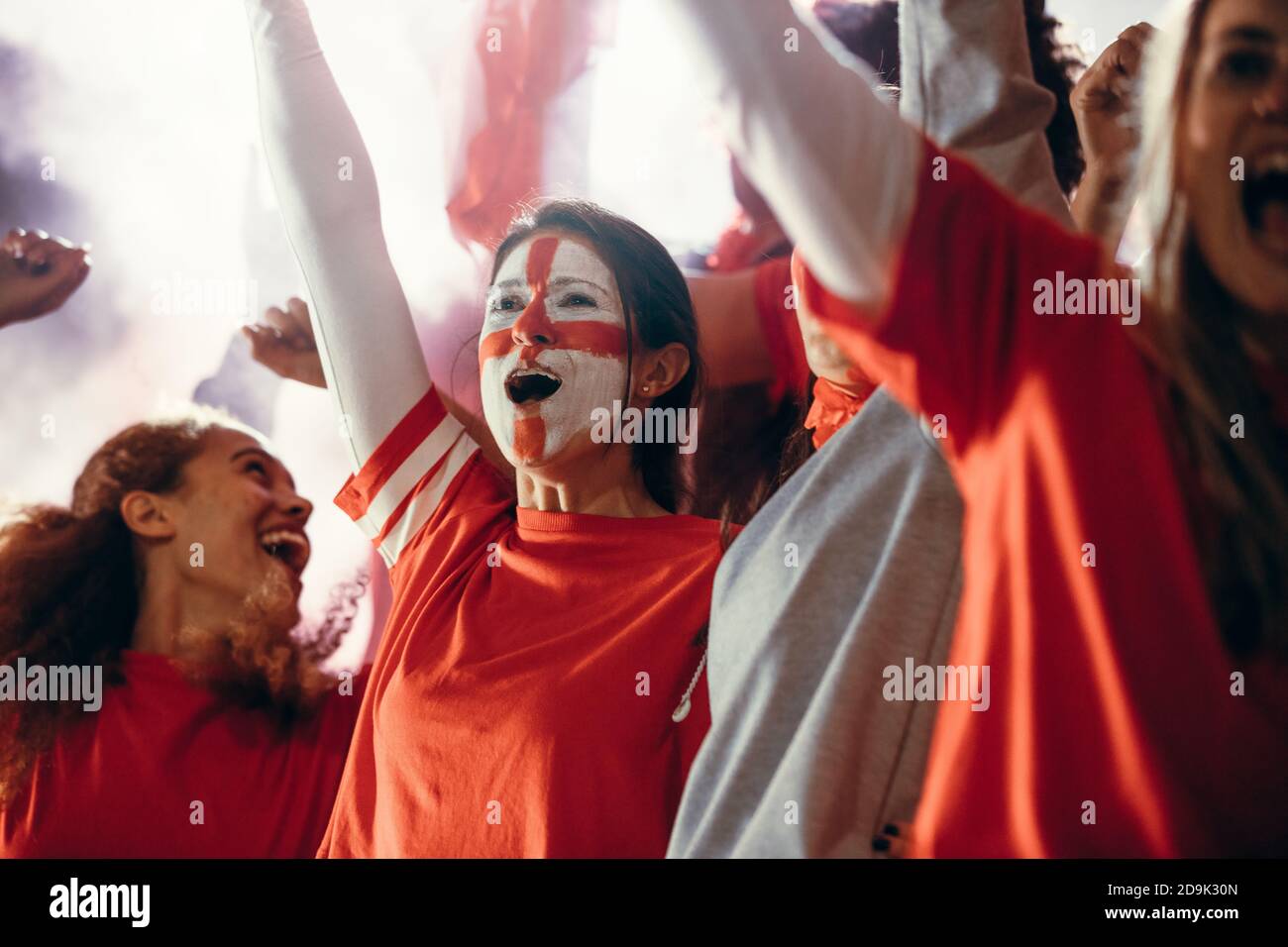 Inghilterra tifosi di calcio che guardano la partita dal vivo dallo stadio e festeggiano un gol. Spettatore allo stadio che si acclama quando la loro squadra nazionale segna una g Foto Stock