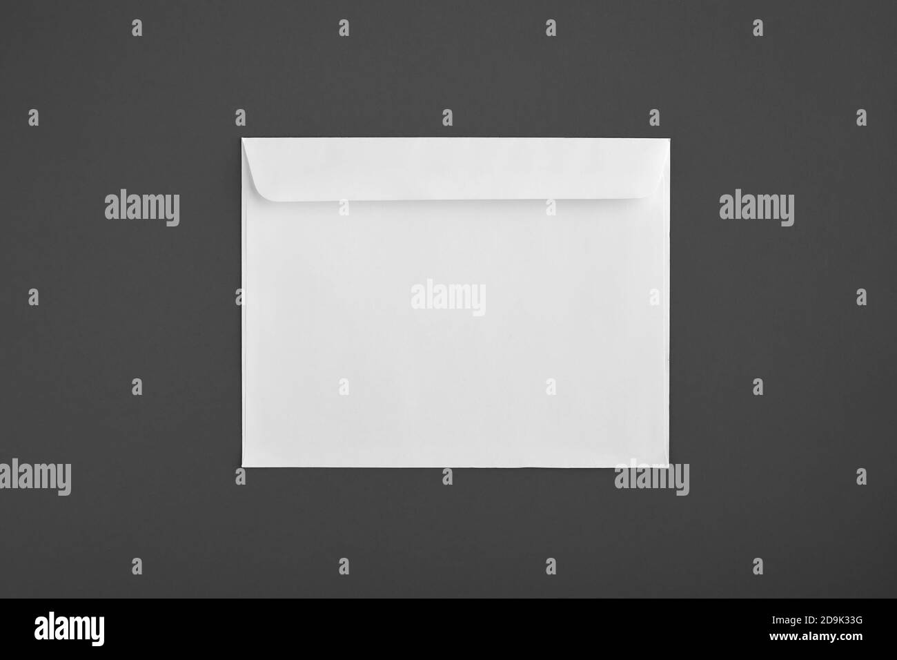 Foto delle buste vuote su sfondo grigio. Modello per identità di branding. Mokup buste su sfondo modificabile. Carta bianca isolata in grigio Foto Stock