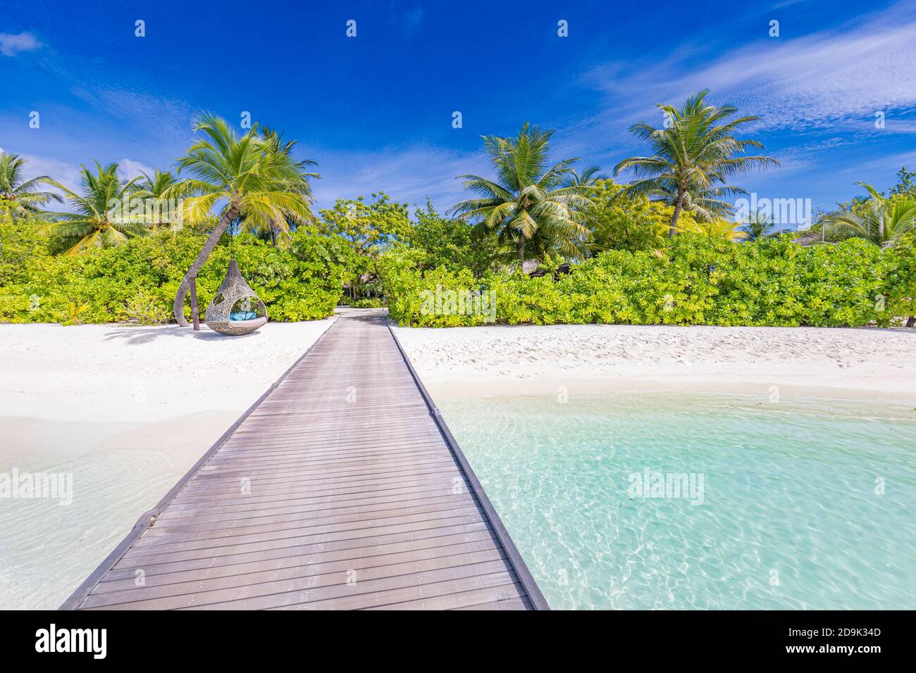Splendido paesaggio tropicale, viaggi estivi di lusso e vacanze. Molo in legno nell'isola contro il cielo blu con nuvole bianche, vista panoramica Foto Stock