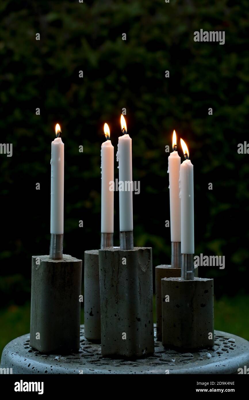 Candele lunghe bianche con candele in cemento Foto stock - Alamy