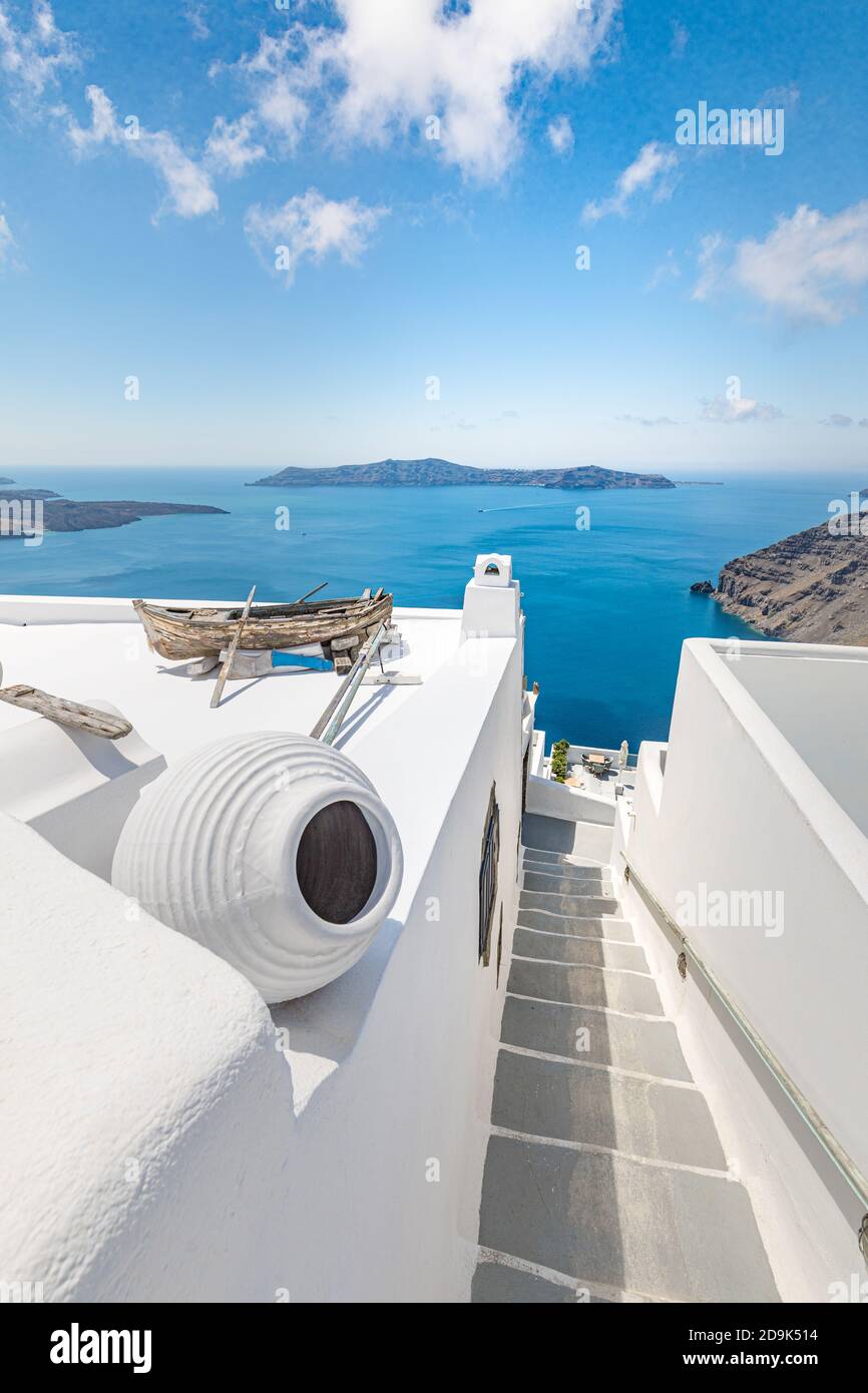 Architettura bianca sull'isola di Santorini, Grecia. Bellissimo paesaggio, vista mare. Sfondo di viaggi estivi di lusso, vacanze romantiche, paesaggi incredibili Foto Stock