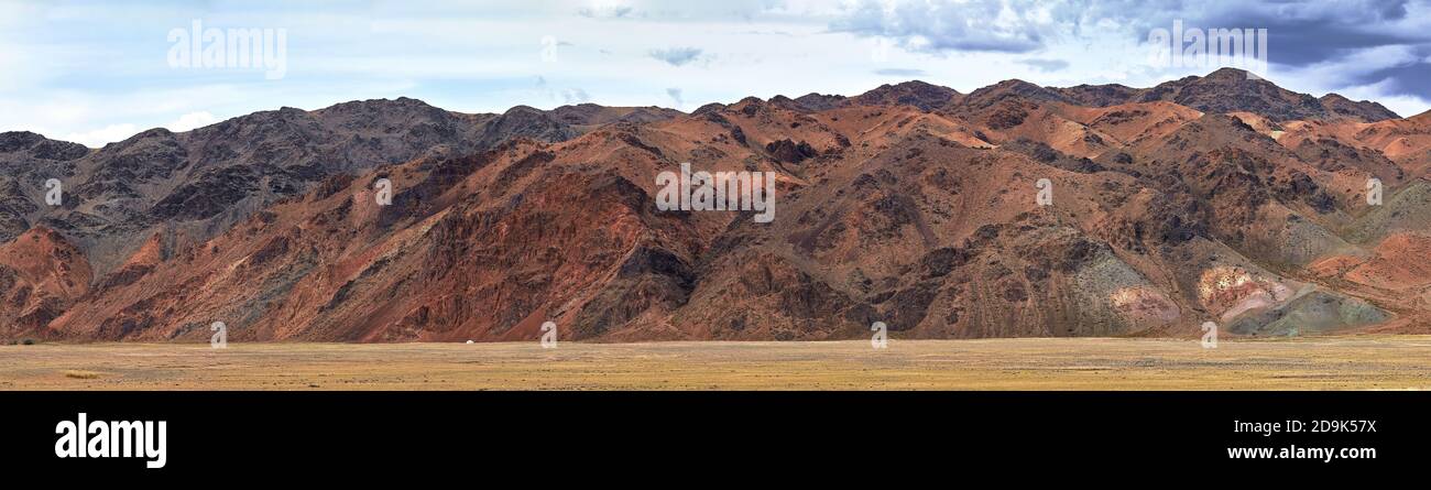 Pascolo nelle montagne della Mongolia. Paesaggi della Mongolia, panorama delle montagne nel deserto di Gobi Foto Stock
