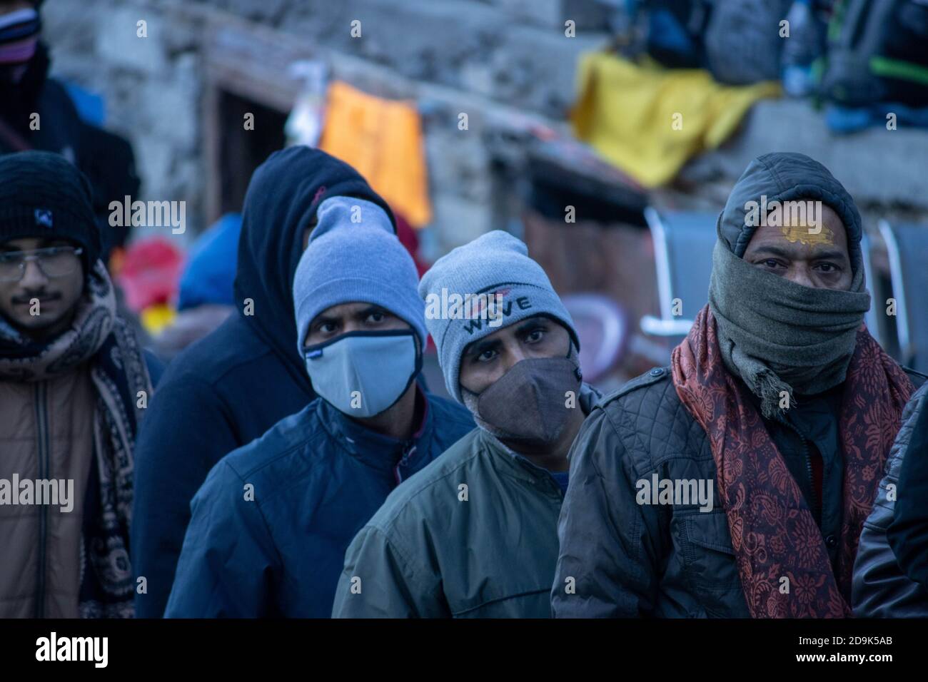 Kedarnath, Uttarakhand, India-Ottobre 31 2020: Pellegrini che indossano la copertura della faccia nel tempio di kedarnath India. Il tempio di Kedarnath è un luogo di pellegrinaggio indù in India. . Foto di alta qualità Foto Stock