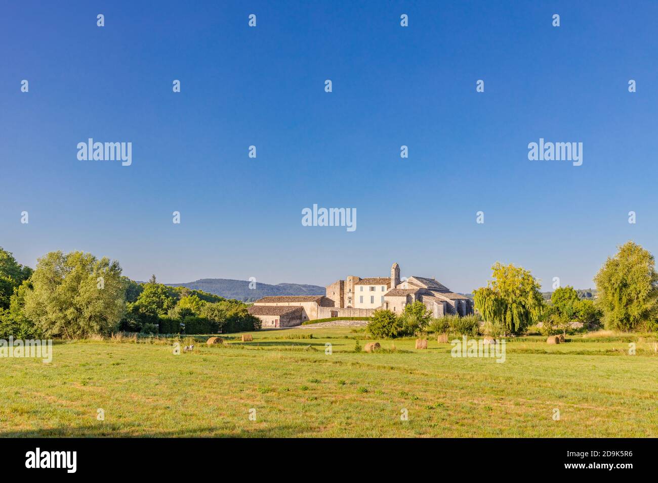 Salagon - destinazione turistica, Provenza, Francia, famosa per le piante a base di erbe, medicinali. Tradizionale torre in pietra nella campagna della Provenza Foto Stock