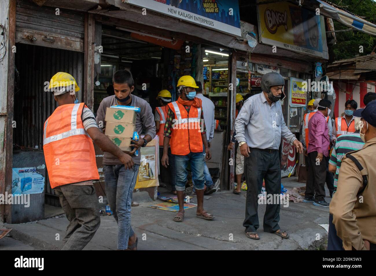 Dehradun, Uttarakhand, India-Ottobre 13 2020: Travaglio oggetti che indossano maschera facciale. La maschera è obbligatoria dal governo per superare la situazione pandemica. Foto di alta qualità Foto Stock