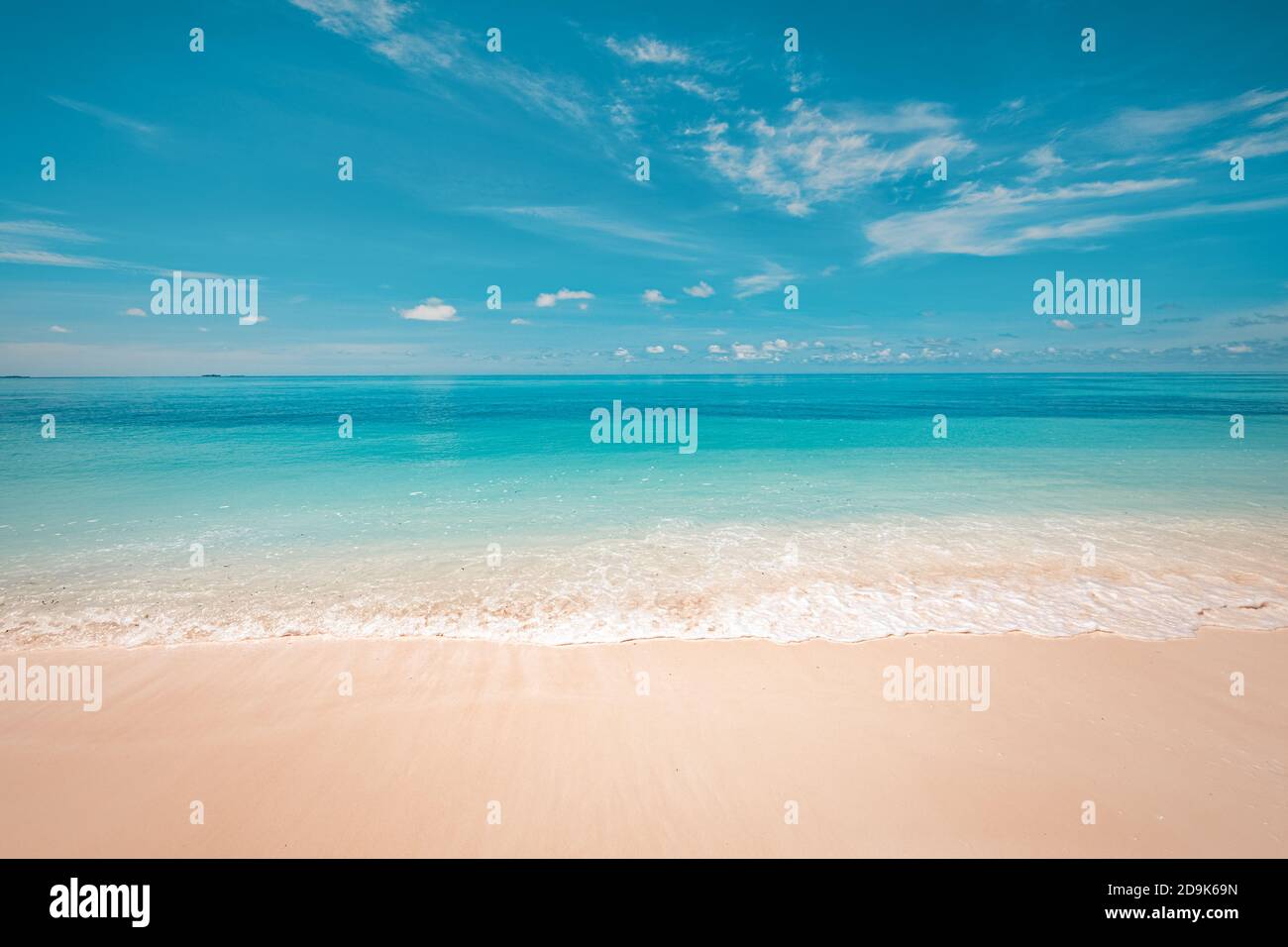 Concetto di cielo di sabbia del mare. Paradiso tropicale dell'isola, vista sulla spiaggia con orizzonte infinito del mare. Tranquillo e rilassante paesaggio naturale, onde che spruzzi surf Foto Stock