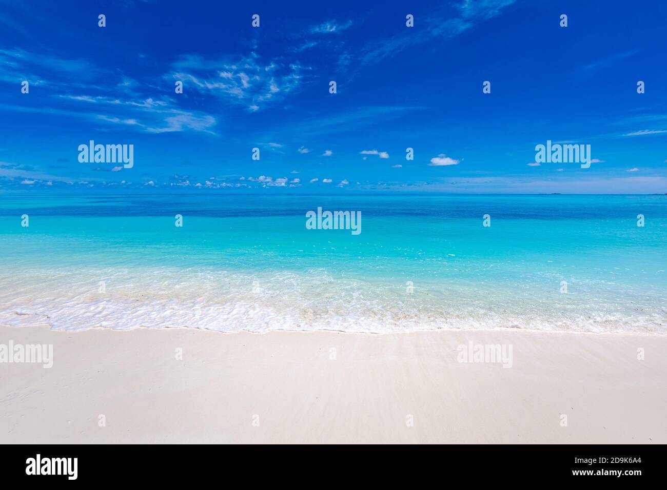 Concetto di cielo di sabbia del mare. Paradiso tropicale dell'isola, vista sulla spiaggia con orizzonte infinito del mare. Tranquillo e rilassante paesaggio naturale, onde che spruzzi surf Foto Stock