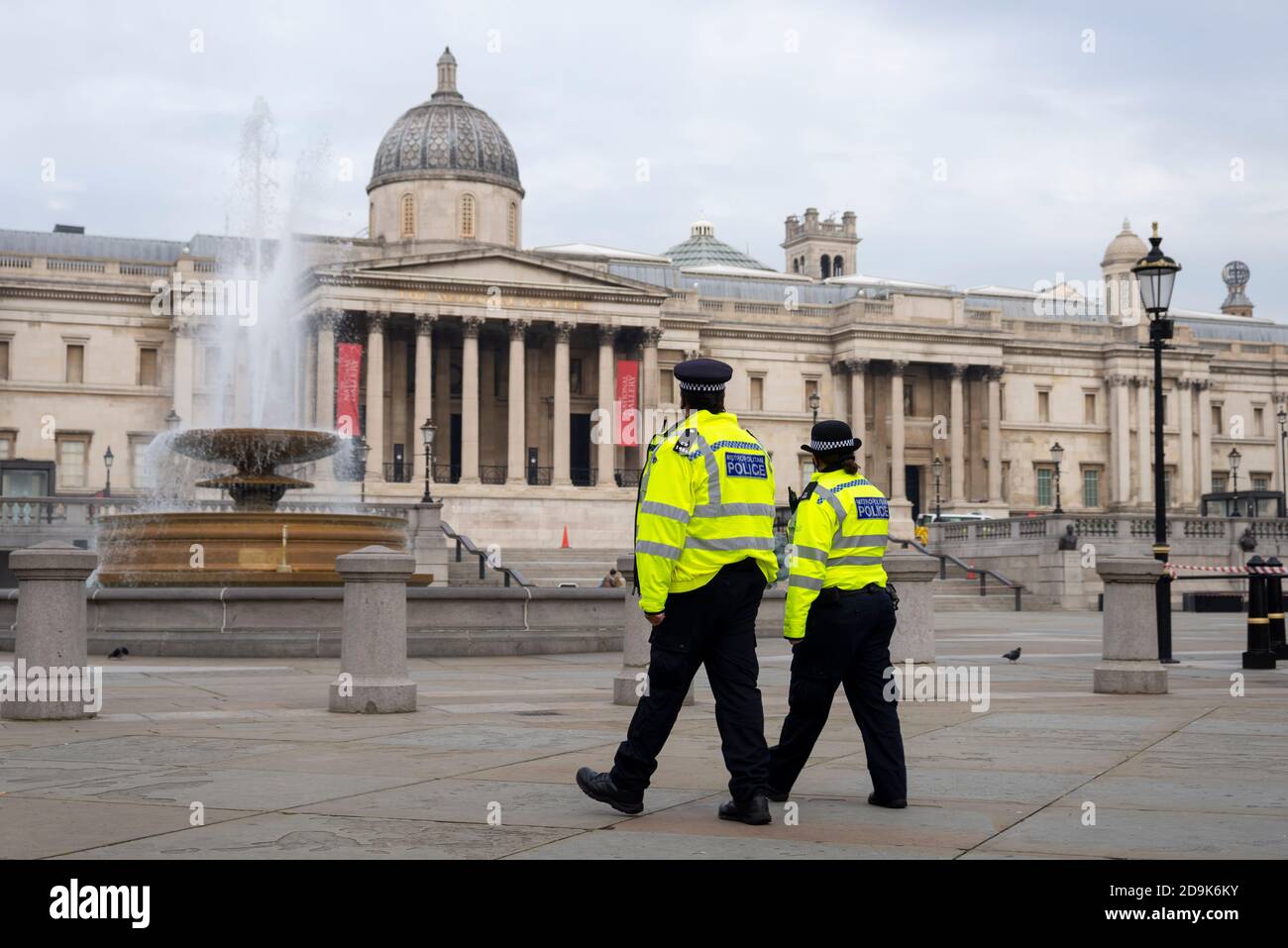 Agenti di polizia che pattugliano il colpo a Londra, nel Regno Unito, il primo giorno del secondo blocco nazionale COVID-19, a Trafalgar Square. Rischio di protesta C19 Foto Stock