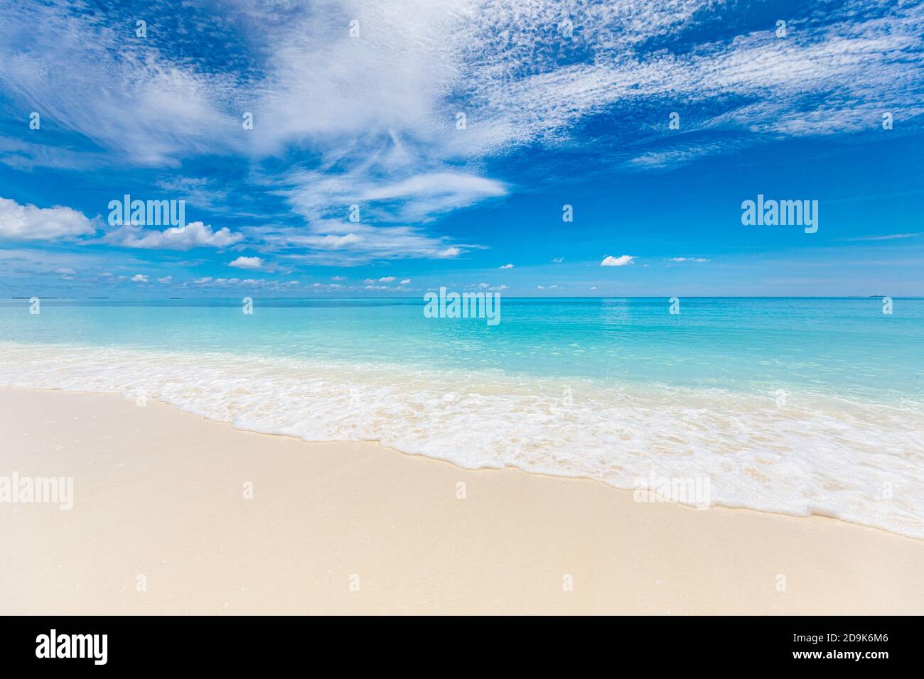 Concetto di cielo di sabbia del mare. Paradiso tropicale dell'isola, vista sulla spiaggia con orizzonte infinito del mare. Tranquillo e rilassante paesaggio naturale, onde che spruzzi surf Foto Stock