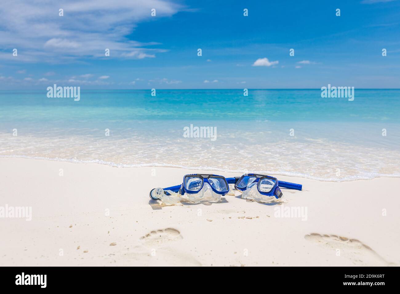 Due maschere e attrezzatura da snorkeling nelle onde di surf della spiaggia di sabbia. Attività sportive esotiche all'aperto, hobby ricreativo. Spiaggia sabbia e vista mare paesaggio Foto Stock