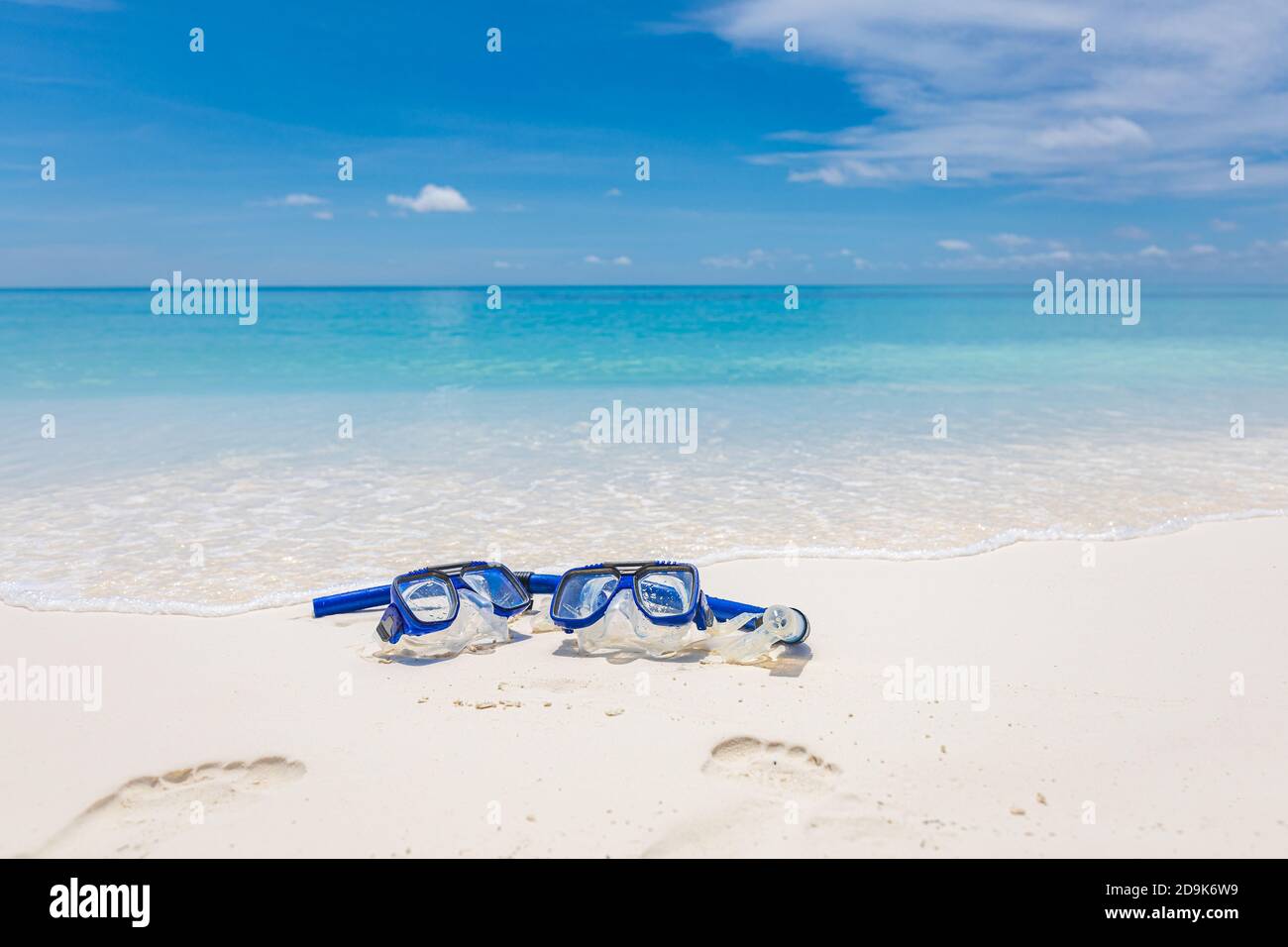 Due maschere e attrezzatura da snorkeling nelle onde di surf della spiaggia di sabbia. Attività sportive esotiche all'aperto, hobby ricreativo. Spiaggia sabbia e vista mare paesaggio Foto Stock