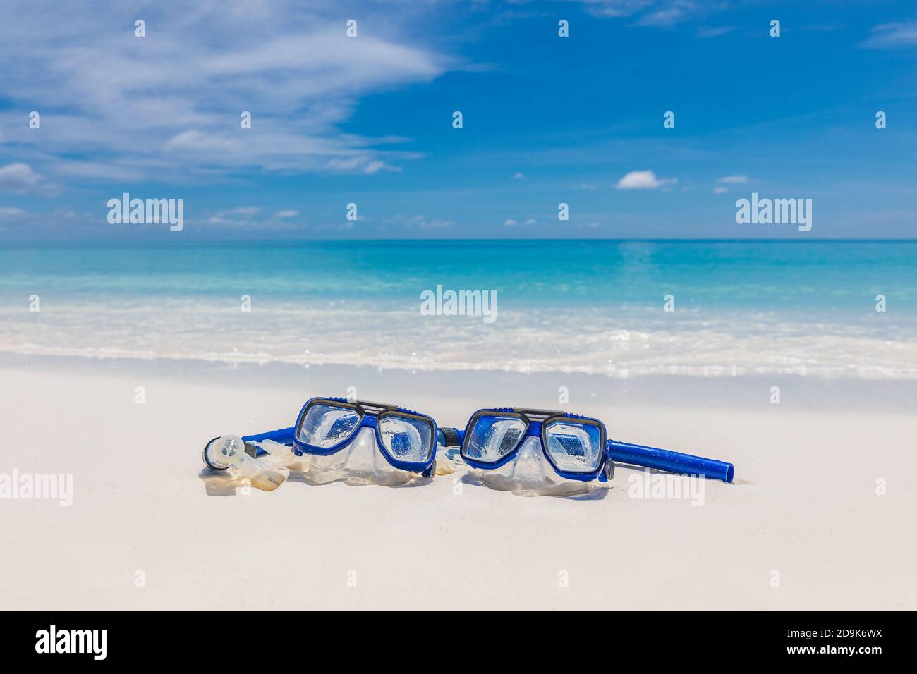 Due maschere e attrezzatura da snorkeling nelle onde di surf della spiaggia di sabbia. Attività sportive esotiche all'aperto, hobby ricreativo. Spiaggia sabbia e vista mare paesaggio Foto Stock