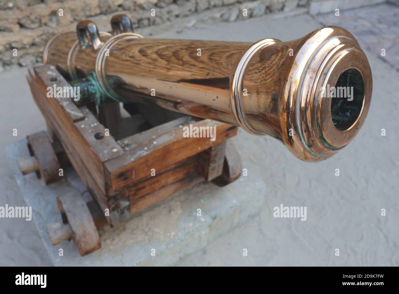 Cannone di ottone all'interno del cortile del Museo di Dubai, Forte al-Fahidi, Bur Dubai, Emirati Arabi Uniti Foto Stock