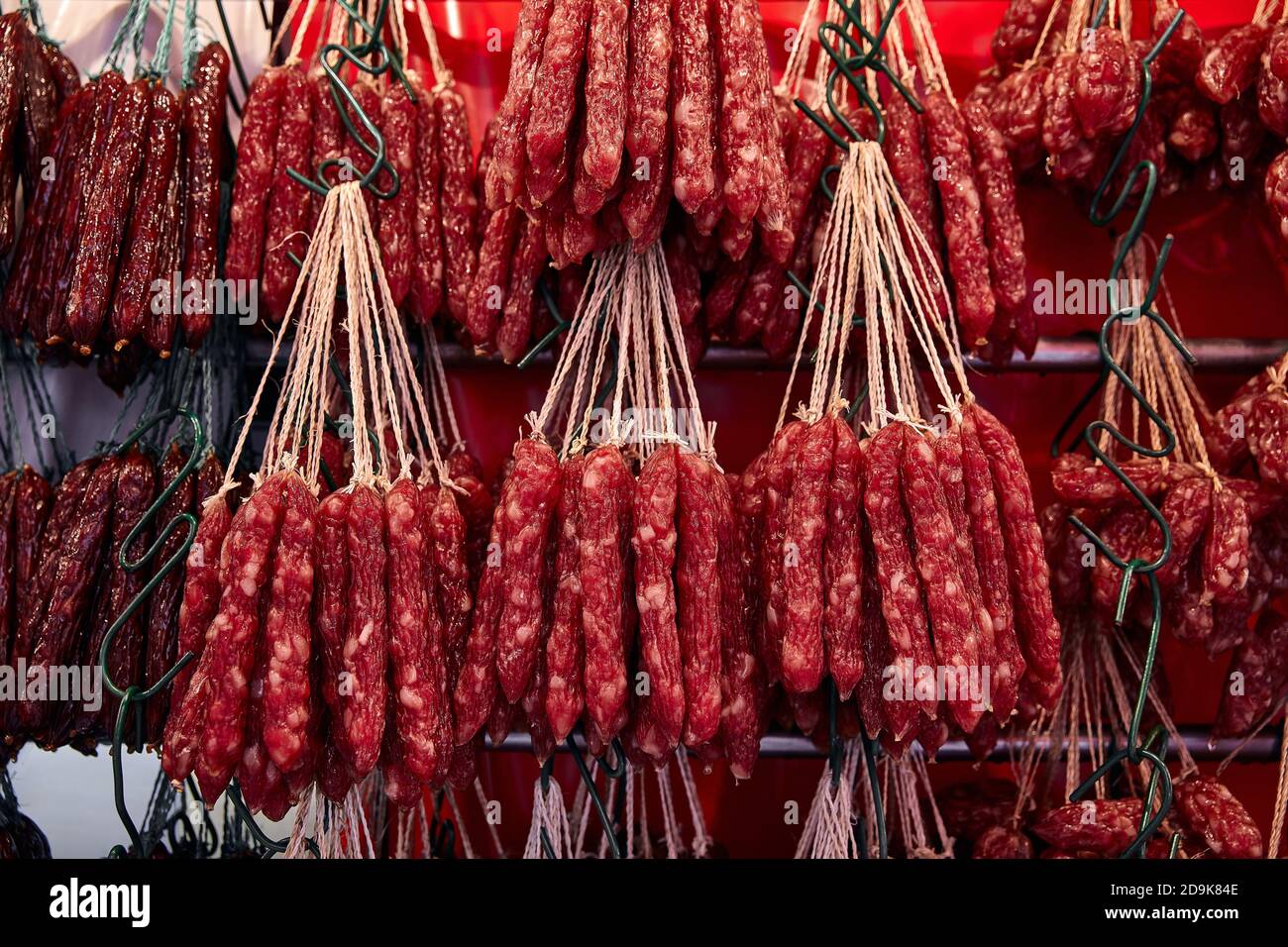 Commercio di strada a Chinatown. Salsicce cinesi rosse affumicate. Foto Stock